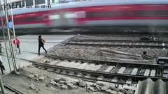 Liều lĩnh băng qua đường ray, người đàn ông vứt xe bỏ chạy khi tàu lao đến