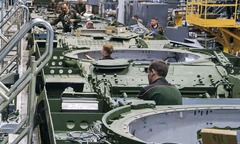 Nga gấp rút tăng cường sản xuất vũ khí giữa lúc Mỹ nối lại viện trợ Ukraine