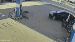Video: Tài xế đạp nhầm chân ga, xe ô tô húc bay 2 người đang chờ đổ xăng