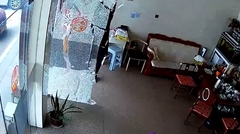 Thót tim khoảnh khắc cửa kính bất ngờ vỡ tan trước mặt người phụ nữ 