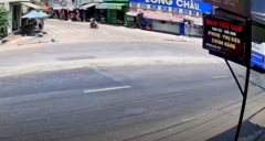 Kinh hoàng khoảnh khắc xe bồn húc văng ô tô khi đang sang đường