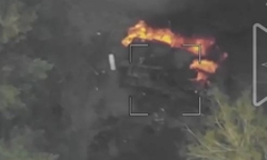 Pháo tự hành Ukraine chìm trong biển lửa sau đòn tấn công của UAV Nga