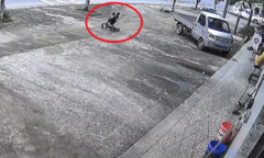 Mẹ phản xạ cực nhanh cứu con thoát chết trong gang tấc