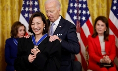 “Đả nữ” Dương Tử Quỳnh nhận Huân chương Tự do từ Tổng thống Biden