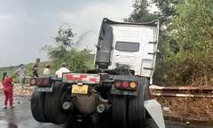 Tin tức tai nạn giao thông mới nhất ngày 7/5: Xe container lật ngang đường