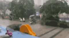 Video: Người dân bàng hoàng chứng kiến mưa đá trút xuống như  "bom lạn "