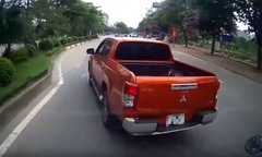 Video: Hành động nguy hiểm của tài xế bán tải khi xe container xin vượt 