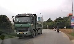Người phụ nữ bị ô tô tải cán tử vong trong đường nội bộ khu đô thị ở Hà Nội