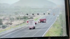 Khoảnh khắc ô tô va chạm vào xe tải quay đầu trên cao tốc khiến 6 người tử vong