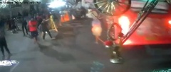 Video: Xe buýt lao vào đám đông ở Ấn Độ, 10 người bị thương 