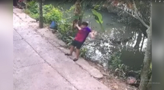 Đu người trên dây phơi đồ, cậu bé nhận kết  "ướt sũng "