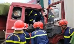 Giải cứu tài xế bị thương, mắc kẹt trong cabin xe ben sau tai nạn