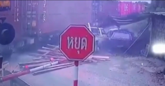 Bán tải bị tàu hỏa hất văng bên vệ đường