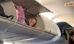Người phụ nữ gây bão mạng xã hội vì “chợp mắt” trong ngăn hành lý máy bay