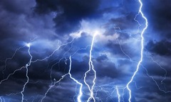 Video: Hành động chủ quan, người phụ nữ suýt bị sét đánh