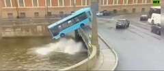 Xe buýt chở khách mất lái lao xuống sông ở Nga