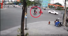 Video: Cặp đôi chạy xe máy đầu trần, nẹt pô vượt đèn đỏ