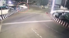 Video: Xe máy tông mạnh vào thành cầu, 2 thanh niên tử vong thương tâm 