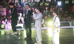 Vũ. “gây sốt” khi hát tiếng Quảng Đông tại lễ trao giải âm nhạc ở Hong Kong