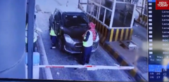  "Ô tô điên " tông trúng nữ nhân viên trạm thu phí rồi bỏ chạy