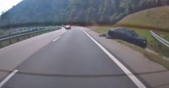 Ô tô lộn nhào trên đường cao tốc vì hành động hung hăng “cà khịa” xe khác