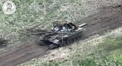 Ukraine tung video bắn cháy xe tăng T-80 Nga tiển khai trong đêm