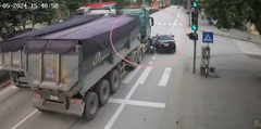 Video: Ô tô hất văng người đi xe máy vào đầu xe tải, may mắn thoát chết 