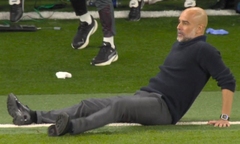 Pep Guardiola gây cười với biểu cảm hài hước khi Man City  "chết hụt "