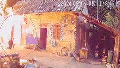 Video: Bình gas bất ngờ bốc cháy và phát nổ khiến cụ ông hoảng sợ