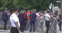 Khoảnh khắc Thủ tướng Slovakia bị ám sát khi gặp người dân