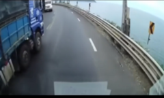 Khoảnh khắc xe tải vượt ẩu, suýt đấu đầu container đi ngược chiều