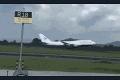 Động cơ bất ngờ bốc cháy ngay sau khi chiếc Boeing chở 468 người cất cánh 