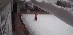 Khối tuyết lớn đổ từ nóc nhà xuống, bé gái suýt gặp nạn