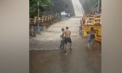 Cận cảnh người dân hoảng hốt khi lũ quét đổ ập xuống khu vực hồ bơi