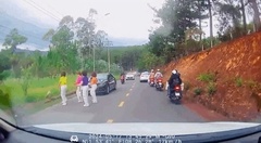 Nhóm phụ nữ dừng xe con, nhảy nhót trước đầu ô tô tại Đà Lạt