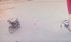 Video: Xe máy  "không người lái " bất ngờ chạy vào trạm xăng khiến ai cũng hú hồn