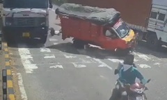 Video: Xe tải lớn tông trúng xe tải nhỏ, nhiều người bị hất văng
