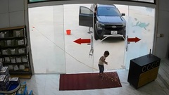 Video: Cửa kính bất ngờ vỡ toang sau hành động của một bé trai