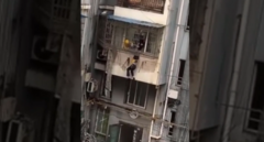 Giây phút nghẹt thở cứu cụ bà bị mắc kẹt ngoài ban công