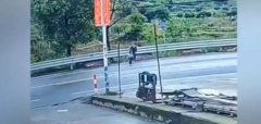 Kinh hoàng khoảnh khắc bé trai bị xe tải tông trúng khi đang chạy sang đường