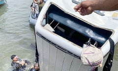 Tai nạn nghiêm trọng ở sông Nile: Xe buýt rơi khỏi phà khiến 11 người thiệt mạng