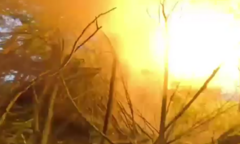 Lựu pháo D-30 của Nga “núp lùm”, nã đạn về phía bộ binh Ukraine