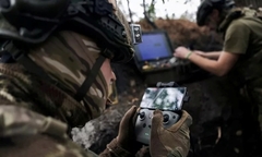 Nhắm vào máy bay trong chiến hào, UAV Ukraine bị binh sĩ Nga dùng xẻng đánh bật?