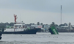 Tàu hàng va chạm với sà lan, nhiều thùng container rơi xuống sông Soài Rạp