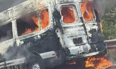 Xe limousine bốc cháy dữ dội trên cao tốc Phan Thiết - Dầu Giây