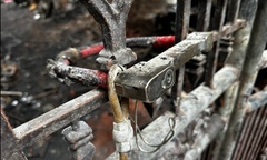 Ngổn ngang xe máy, xe đạp điện trơ khung sắt tại hiện trường vụ cháy 14 người chết ở Trung Kính