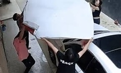 Video: Hàng xóm căng bạt, đỡ bé gái 3 tuổi rơi từ ban công tầng 2 xuống