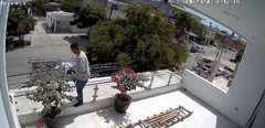 Video: Đang bảo trì máy điều hòa, người đàn ông bị điện giật bốc cháy