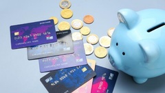 Để tiền trong thẻ hay gửi tiết kiệm tốt hơn?