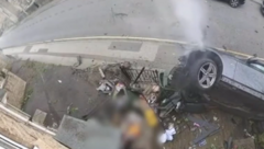 Ô tô 4 chỗ trượt dài, bay lên không trung rồi lật nghiêng trước cửa nhà dân